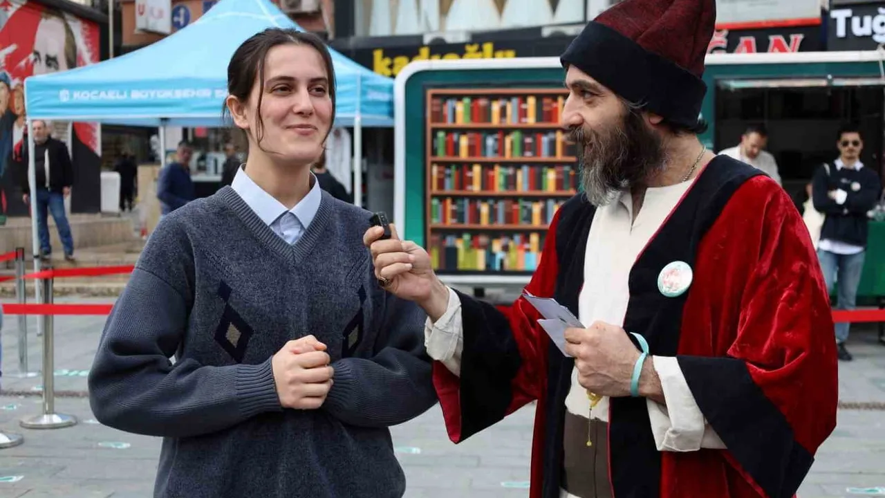 İzmit’te 'Roman Kahramanları' Kütüphane Haftası etkinliğinde vatandaşlarla buluştu