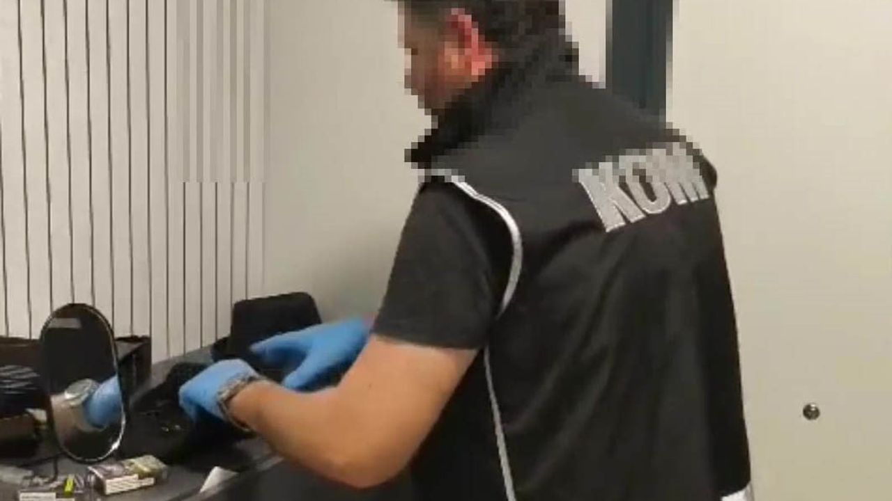 İzmit’te yakalandı: 15 yıl hapis cezası bulunan şüphelinin ikametinde sahte avukat kimlikleri ve silah ele geçirildi