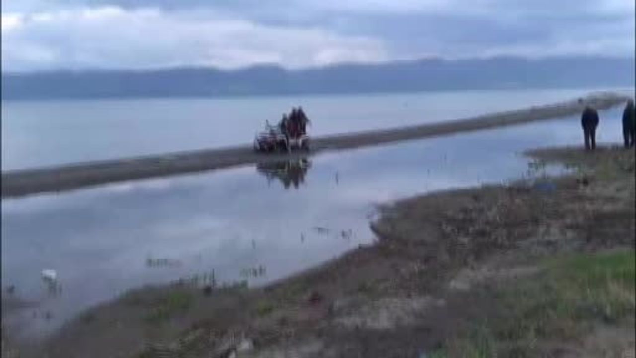 İznik Boyalıca Sahilinde ATV Kumda Saplandı, Vatandaşlar Kurtardı