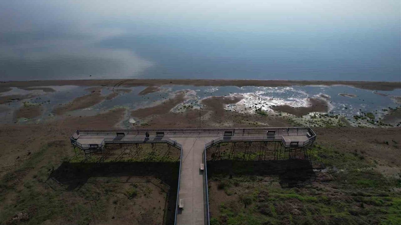 İznik Gölü'nde 300 metre su çekilmesi: İskele karada kaldı, üreticiler endişeli