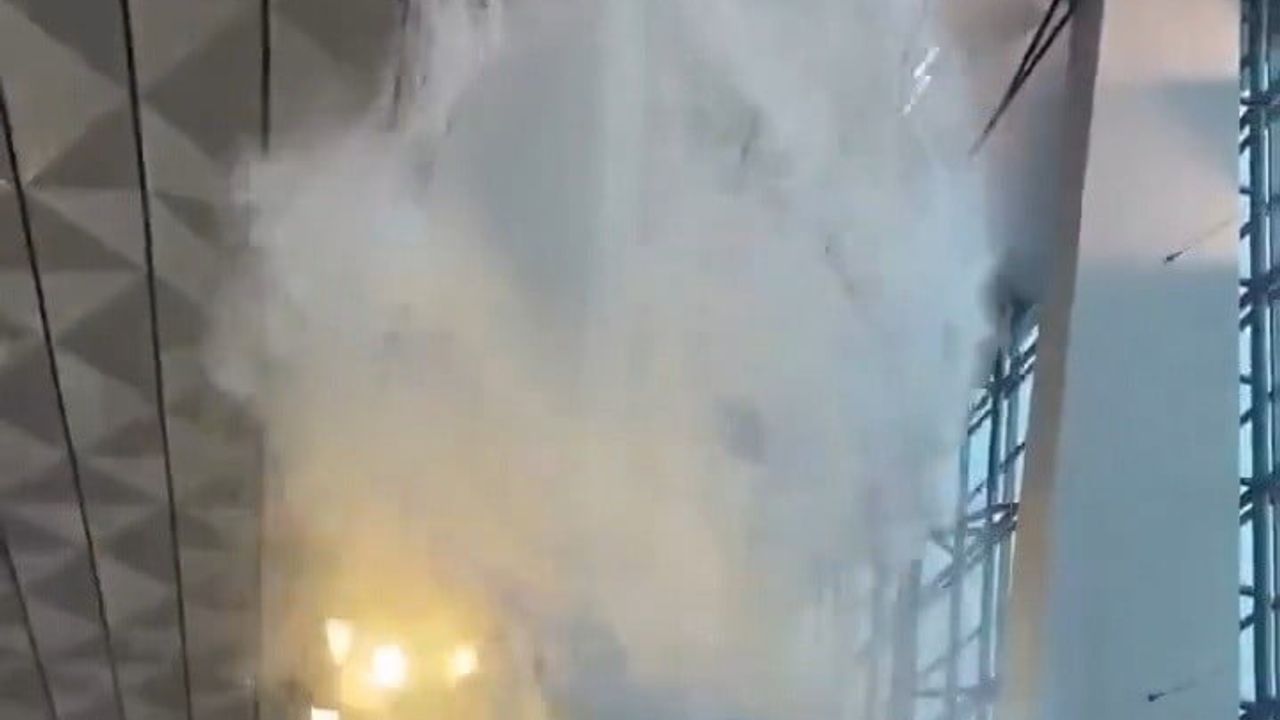 Jakarta Soekarno-Hatta Havalimanı'nda Terminal 3 çatısı çöktü; birçok uçuş etkilendi