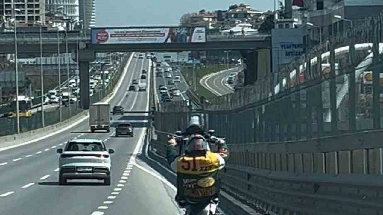 Kadıköy D-100'de plakasız motosikletin tek teker yaptığı tehlikeli sürüş kamerada