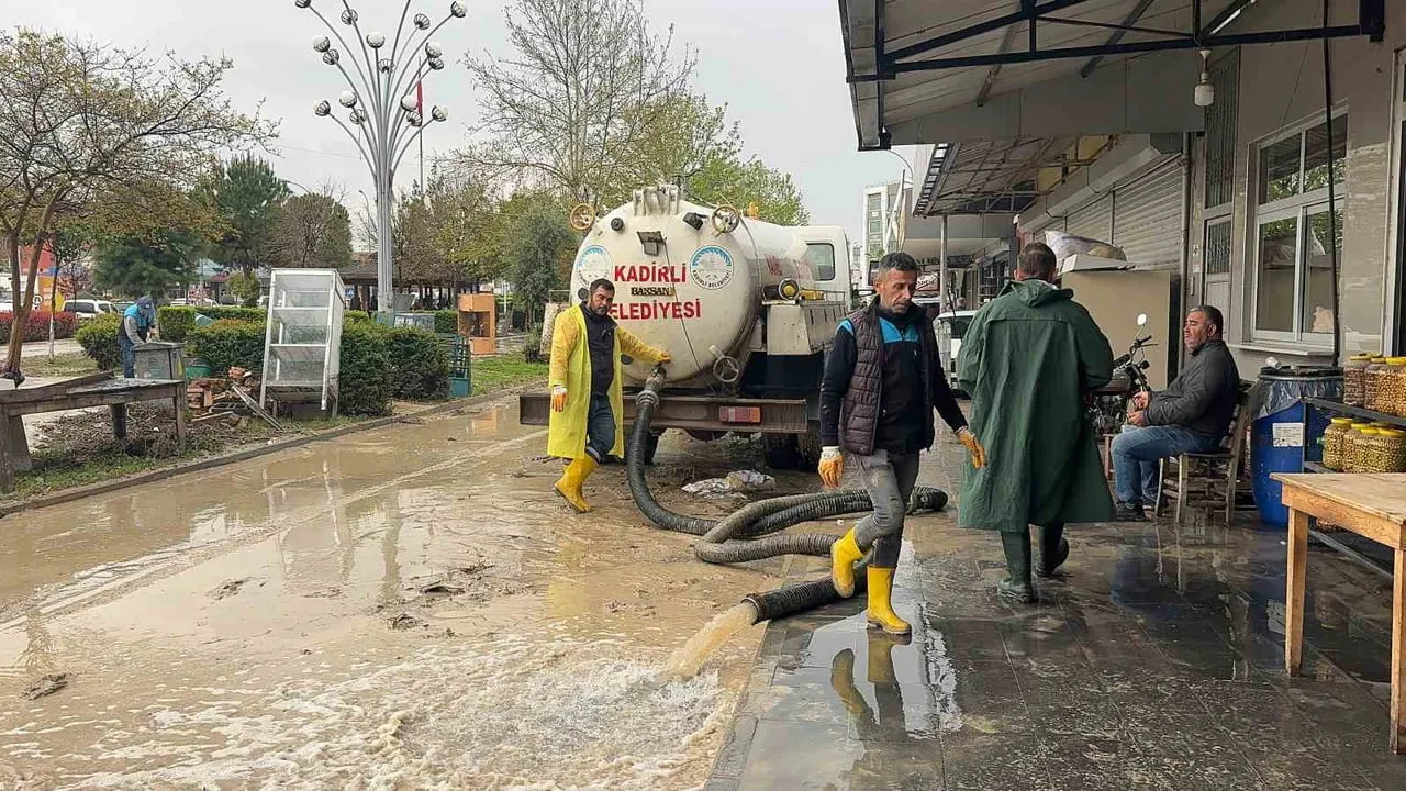 Kadirli'de Bülbül Deresi'nin taşması sonrası temizlik çalışmaları başladı; esnaf destek bekliyor