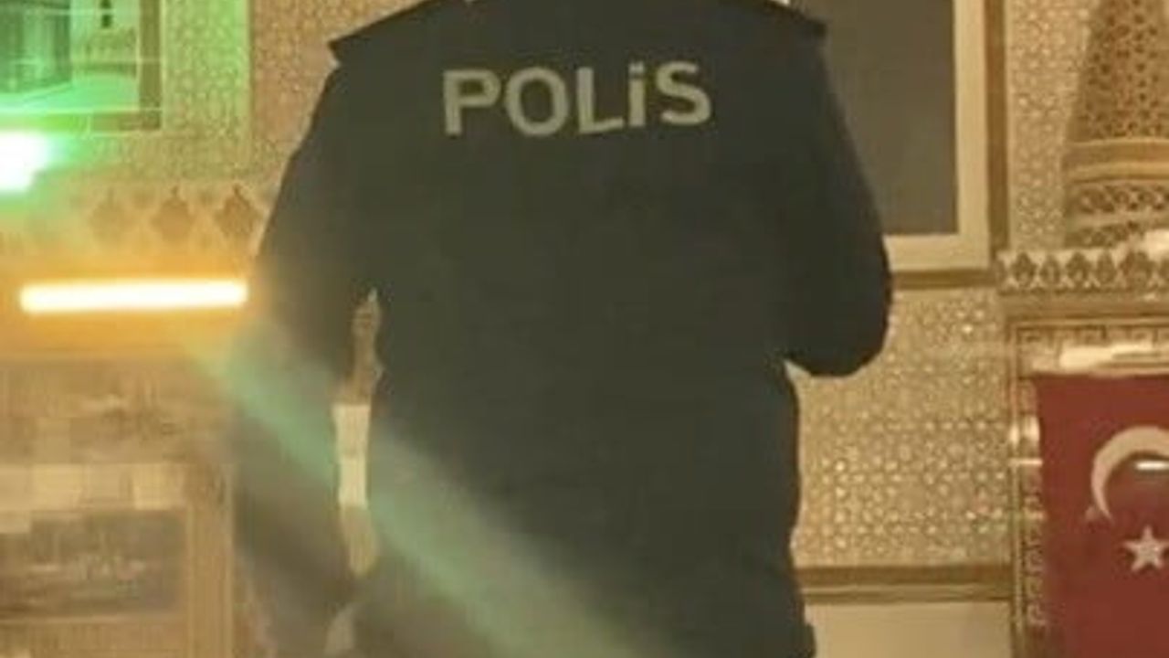 Kadirli İlçe Emniyet Müdürü Tarık Esad Kahveciler, Çiğdem Camii'nde namaz sonrası müezzinlik yaptı