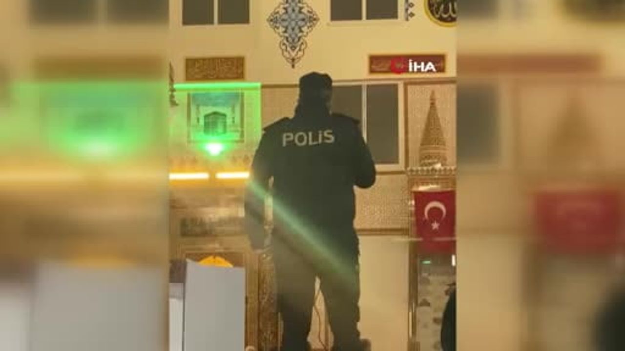 Kadirli İlçe Emniyet Müdürü Tarık Esad Kahveciler, Çiğdem Camii'nde yatsı sonrası müezzinlik yaptı