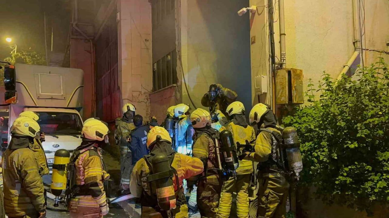 Kağıthane'de iş hanındaki tekstil atölyesinde yangın — itfaiye ekipleri müdahale etti