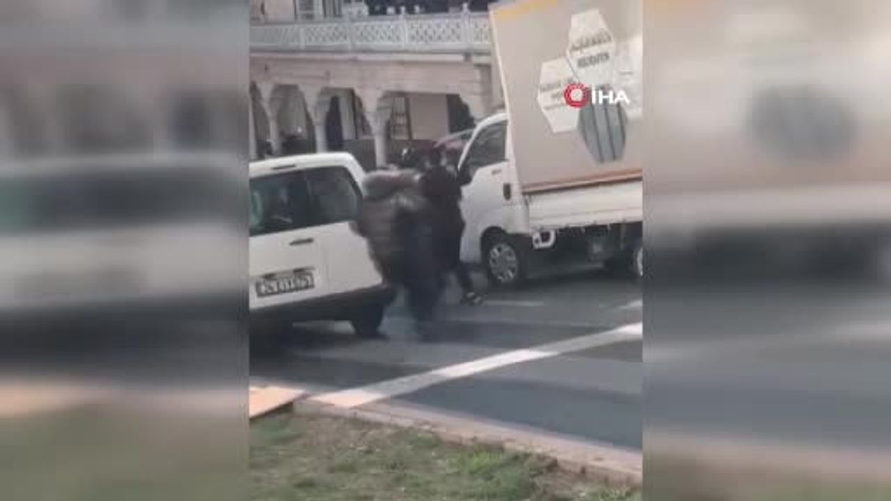 Kağıthane'de yol verme tartışması bıçaklı kavgaya dönüştü; saldırı anları cep telefonu kamerasında