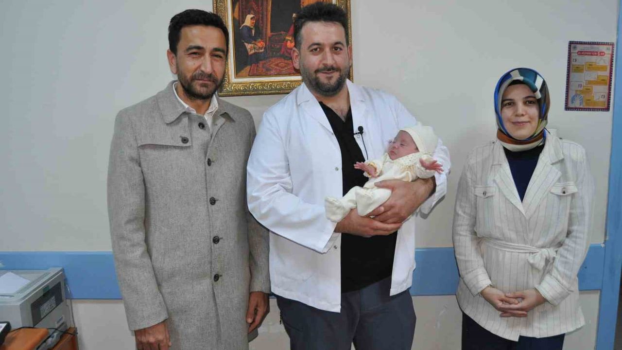 Kahramanmaraş'ta 11 yıllık bebek hasreti Afşin Devlet Hastanesi'ndeki abdominal serklaj ameliyatıyla sona erdi