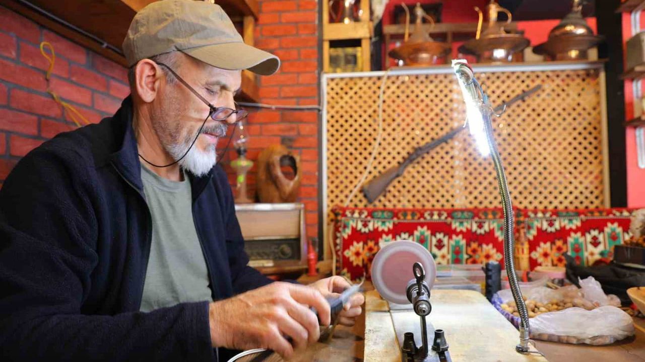 Kahramanmaraş’ta emekli memur Mustafa Çot, amatör torna ile el emeğini sanata dönüştürüyor