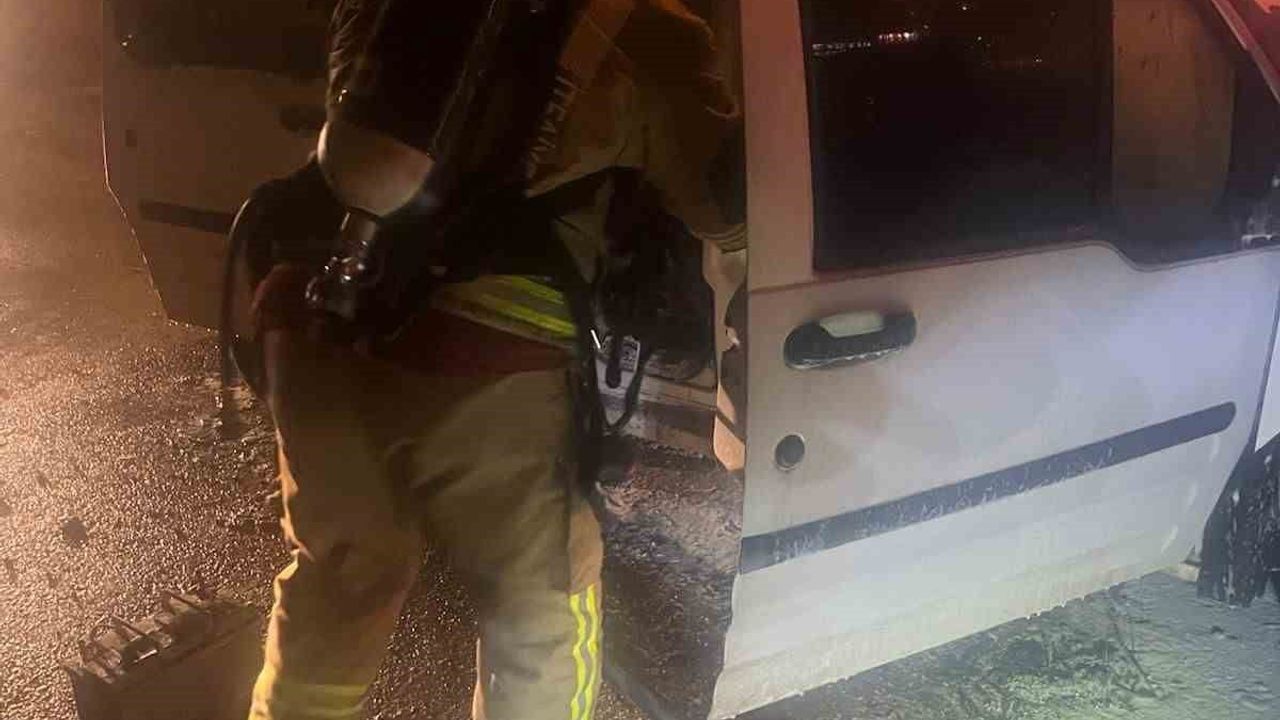 Kahramanmaraş'ta İki Noktada Araç Yangını İtfaiye Tarafından Söndürüldü