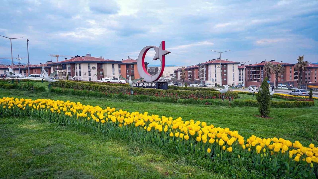 Kahramanmaraş’ta kavşaklar çiçeklerle renklendi