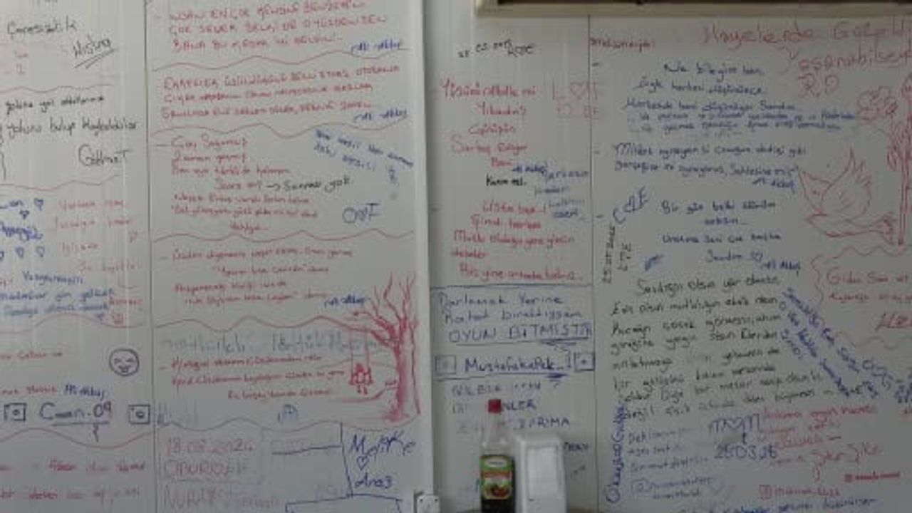 Kahramanmaraş'ta konteynerdeki çiğ köfteci duvarlarını 'duygu duvarı'na dönüştürdü