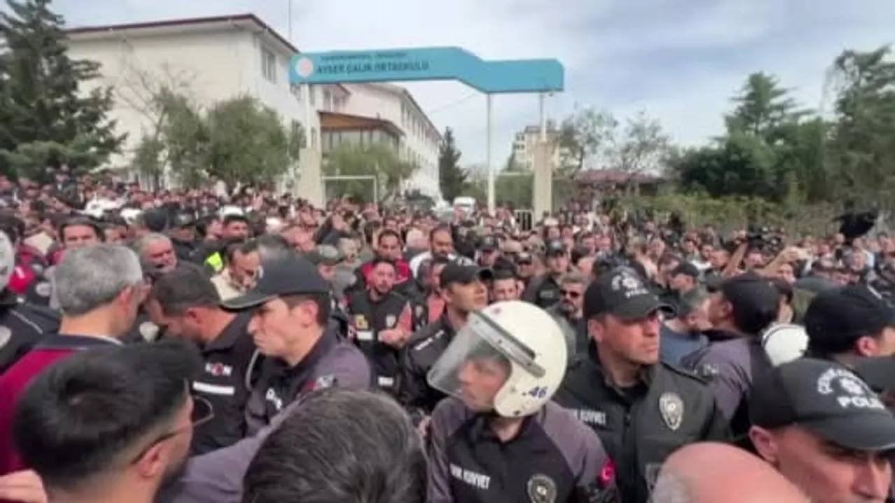 Kahramanmaraş’ta Okul Önünde Veliler ile Güvenlik Güçleri Arasında Arbede