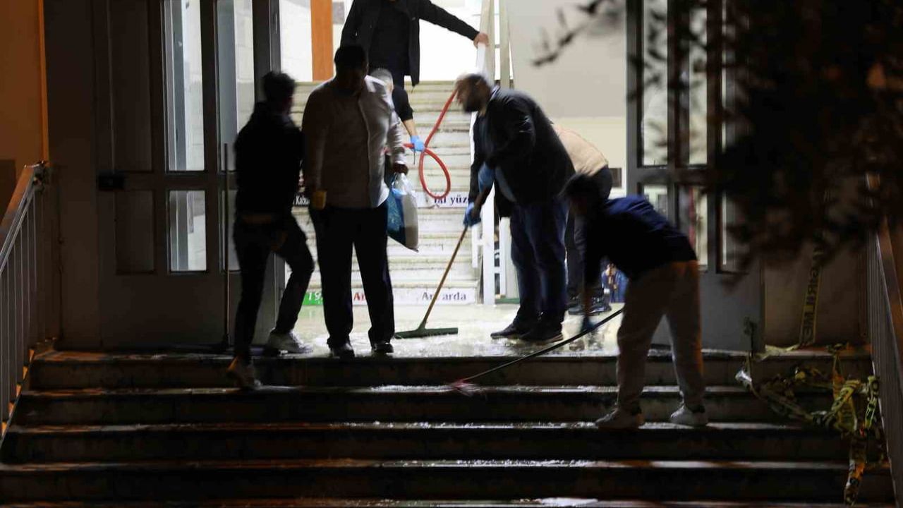 Kahramanmaraş'ta okul saldırısının ardından temizlik çalışmaları ve soruşturma sürüyor