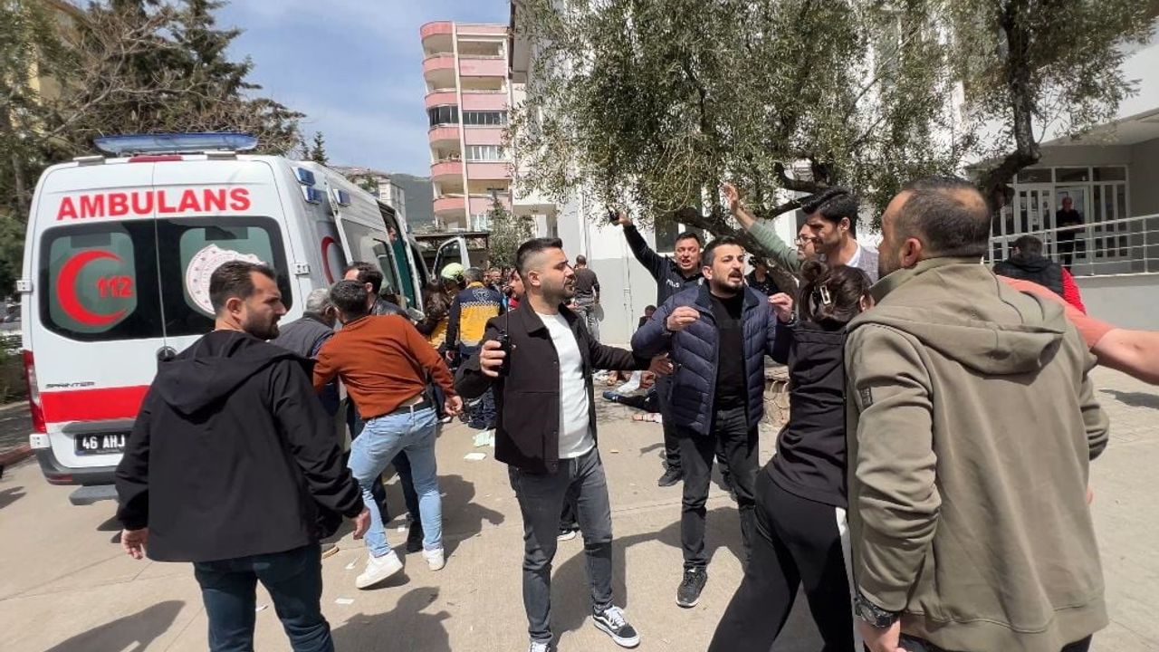 Kahramanmaraş'ta ortaokulda silahlı saldırı: 1'i öğretmen 4 ölü, 20 yaralı