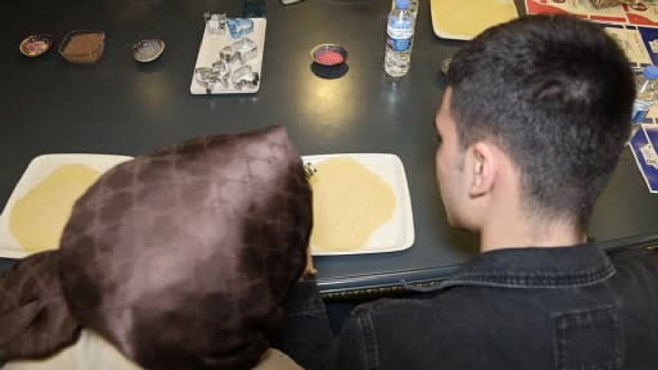 Kahramanmaraş’ta özel çocuklar Otizm Farkındalık Günü'nde kurabiye yapıp yeni beceriler edindi