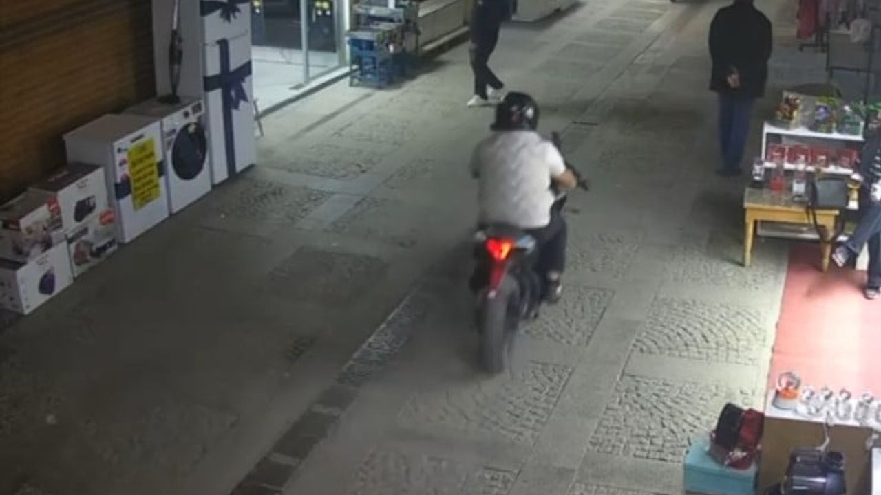 Kahramanmaraş'ta Tarihi Kapalı Çarşı'da motosiklet kazası: Yayaya çarptı, sürücü kaçtı