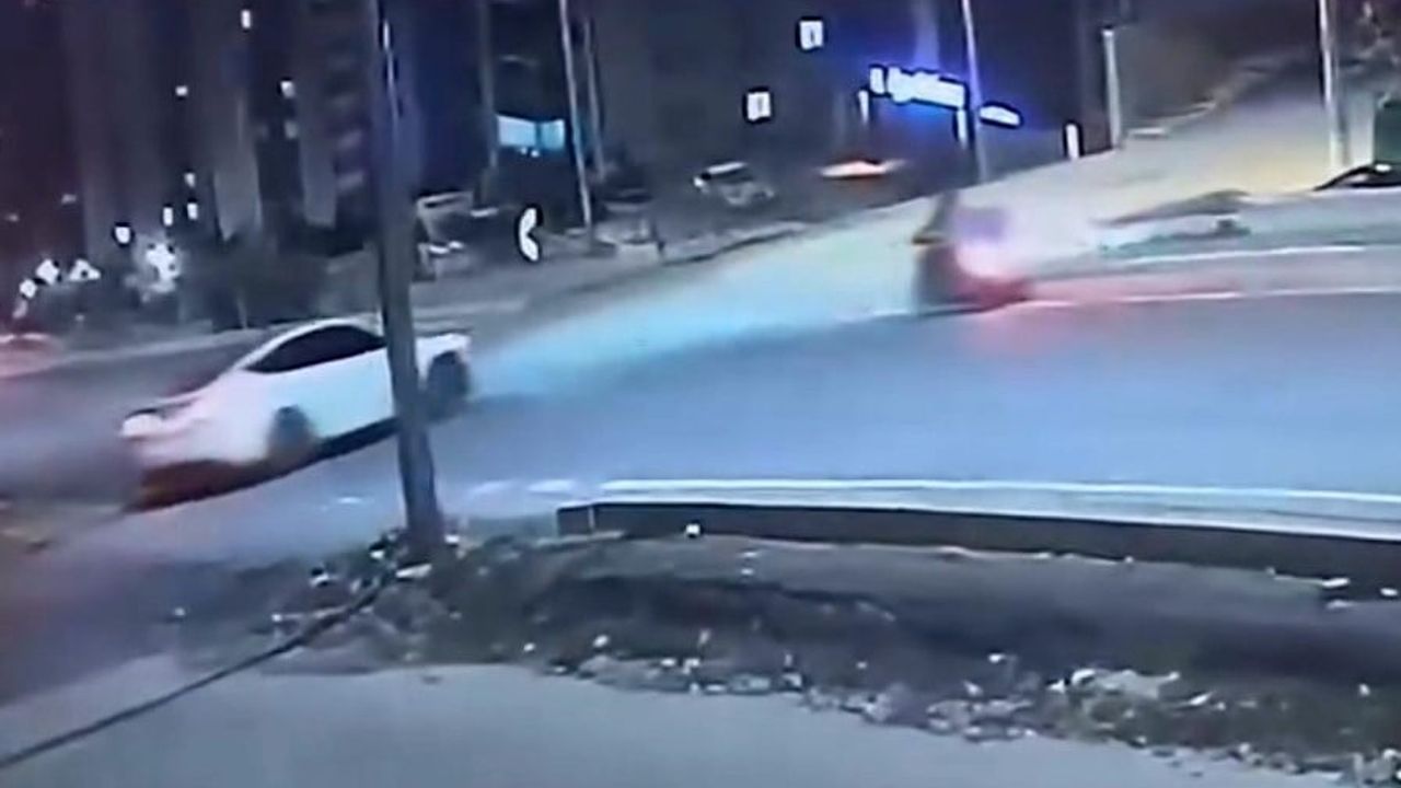 Kahramanmaraş’ta Tesla marka otomobil motosikletliye çarpıp kaçtı; kaza anı kamerada