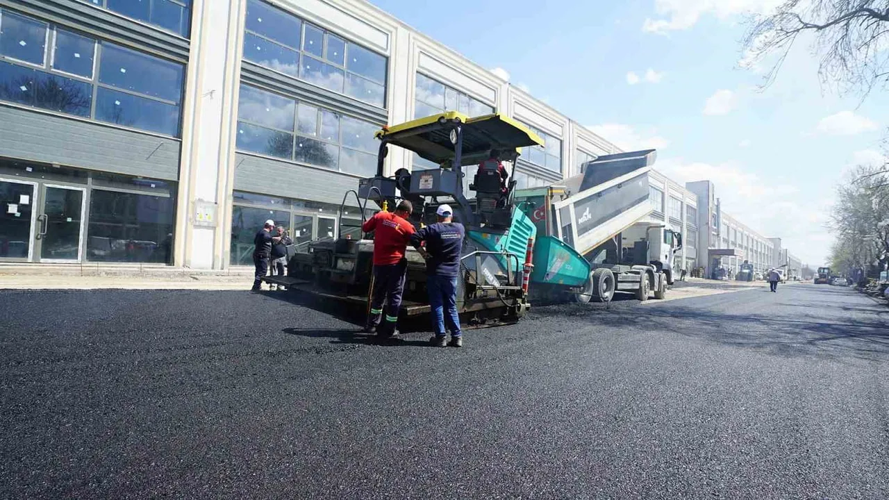 Kahramanmaraş'ta Toptancılar Sitesi Yolları Sıcak Asfaltla Yenileniyor