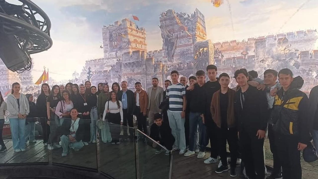 Kahta Belediyesi'nin 'Kuruluştan Kurtuluşa' Projesiyle Öğrenciler Tarihi Yerleri Gezdi