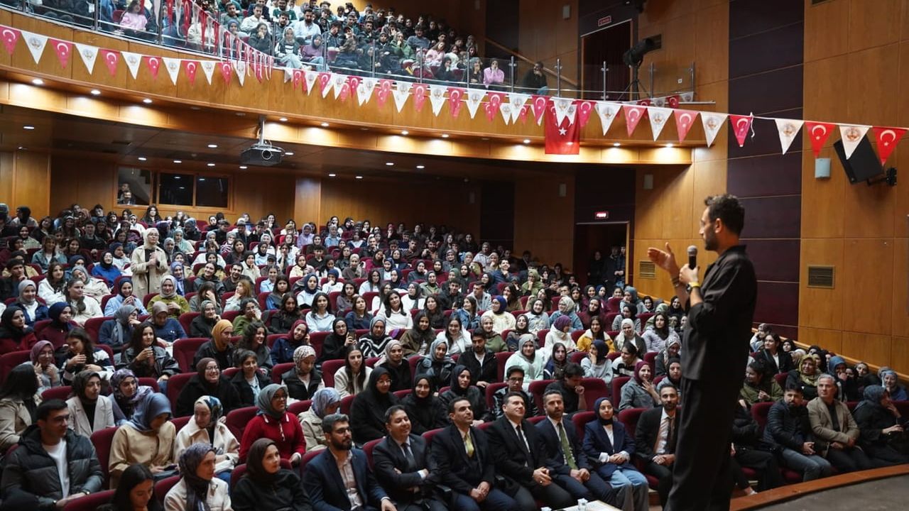 Kahta Belediyesi, YKS'ye Hazırlanan Öğrencilere Danışmanlık Semineri Düzenledi