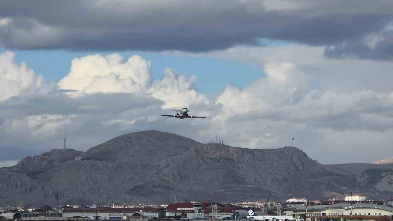 Kalp hastası bebek ambulans uçakla İstanbul Ümraniye Eğitim Araştırma Hastanesine sevk edildi