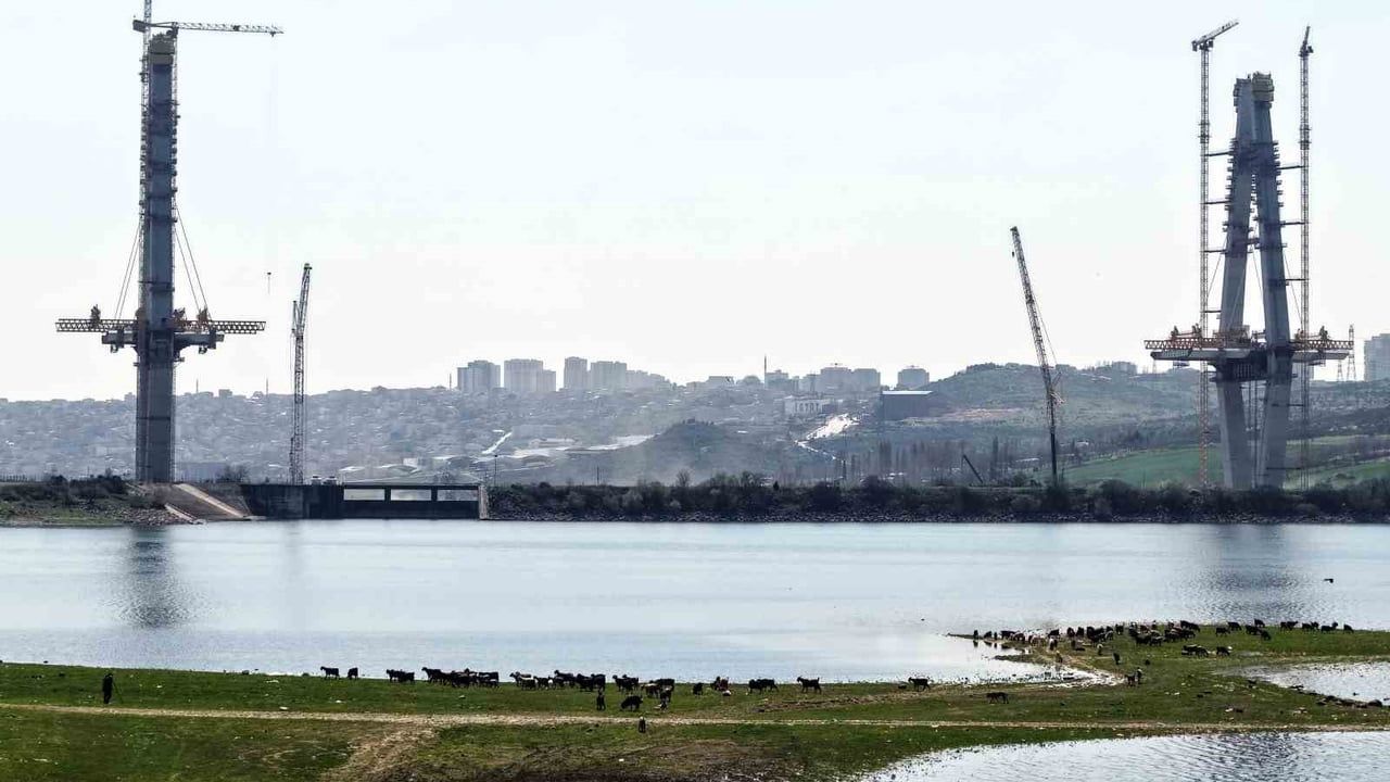 Kanal İstanbul’da Sazlıdere Köprüsü hızla yükseliyor; Arnavutköy’de kırsal yaşam sürüyor