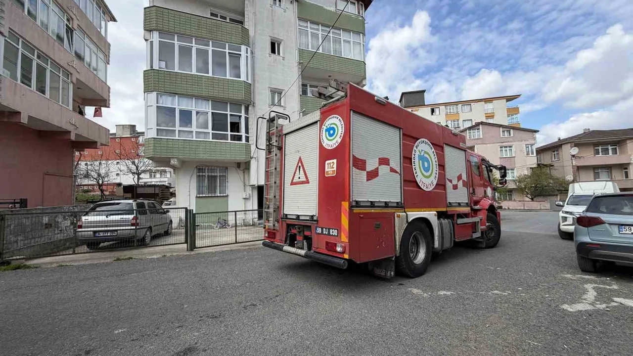 Kapaklı'da apartman dairesinde mutfakta çıkan yangın itfaiye tarafından söndürüldü