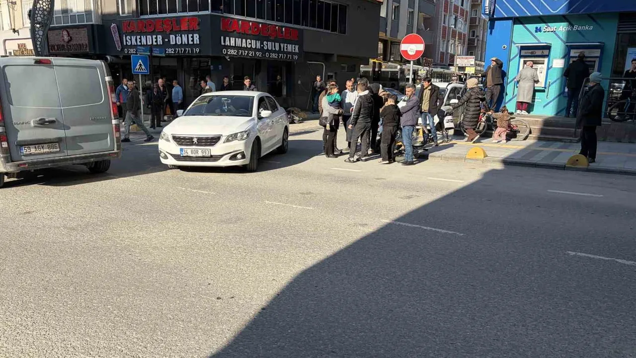 Kapaklı'da otomobille elektrikli bisiklet çarpıştı: Sürücü yaralandı