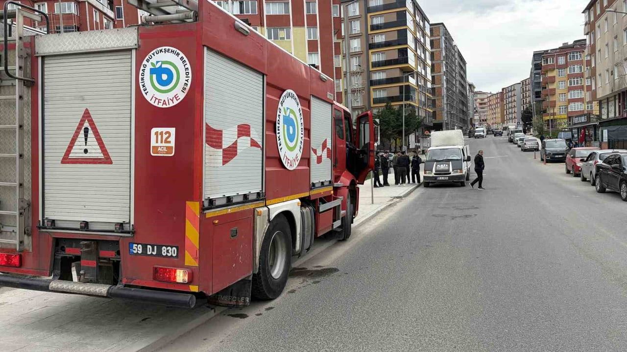 Kapaklı’da seyir halindeki kamyonetten dumanlar yükseldi; sürücü yangını söndürdü