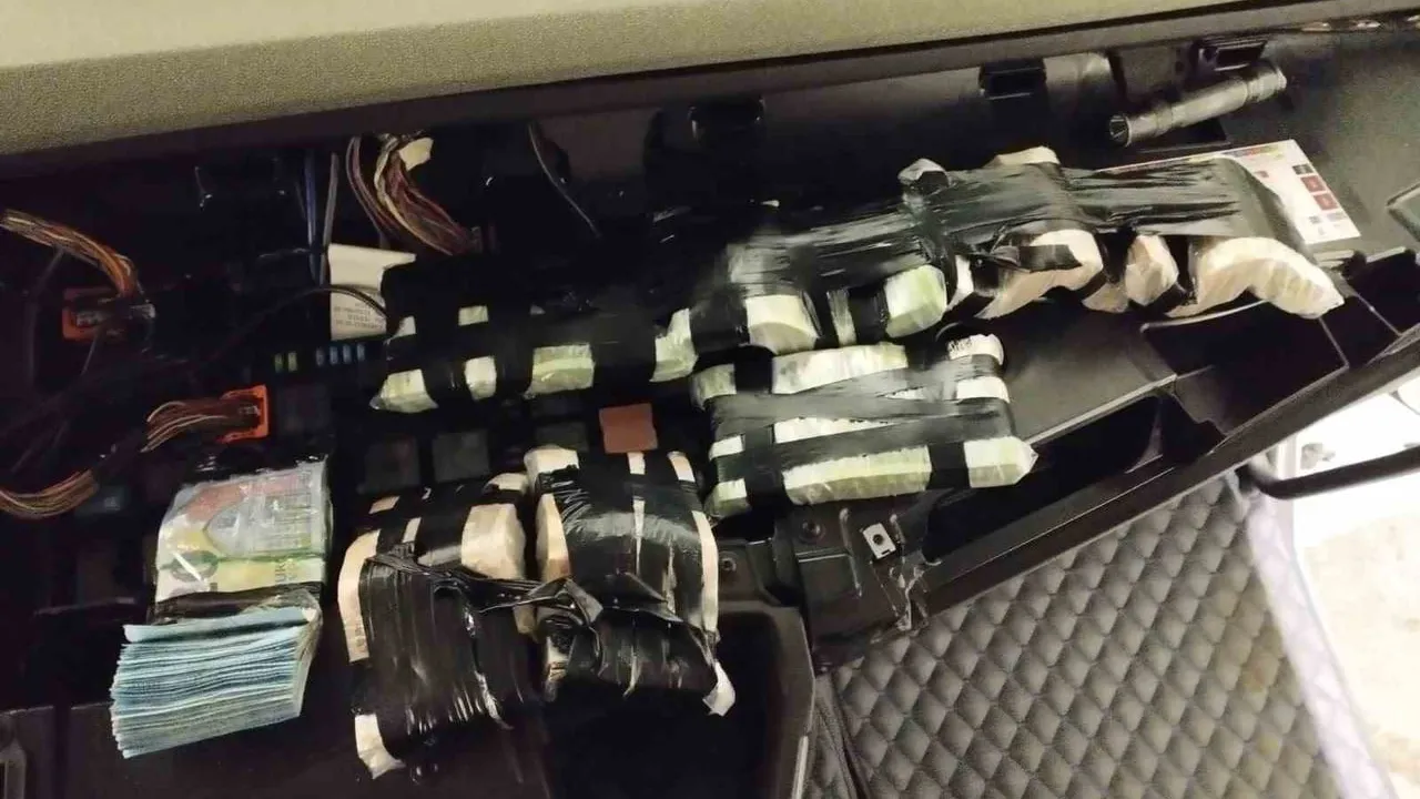 Kapıkule'de gösterge panelinde 101.900 euro ele geçirildi