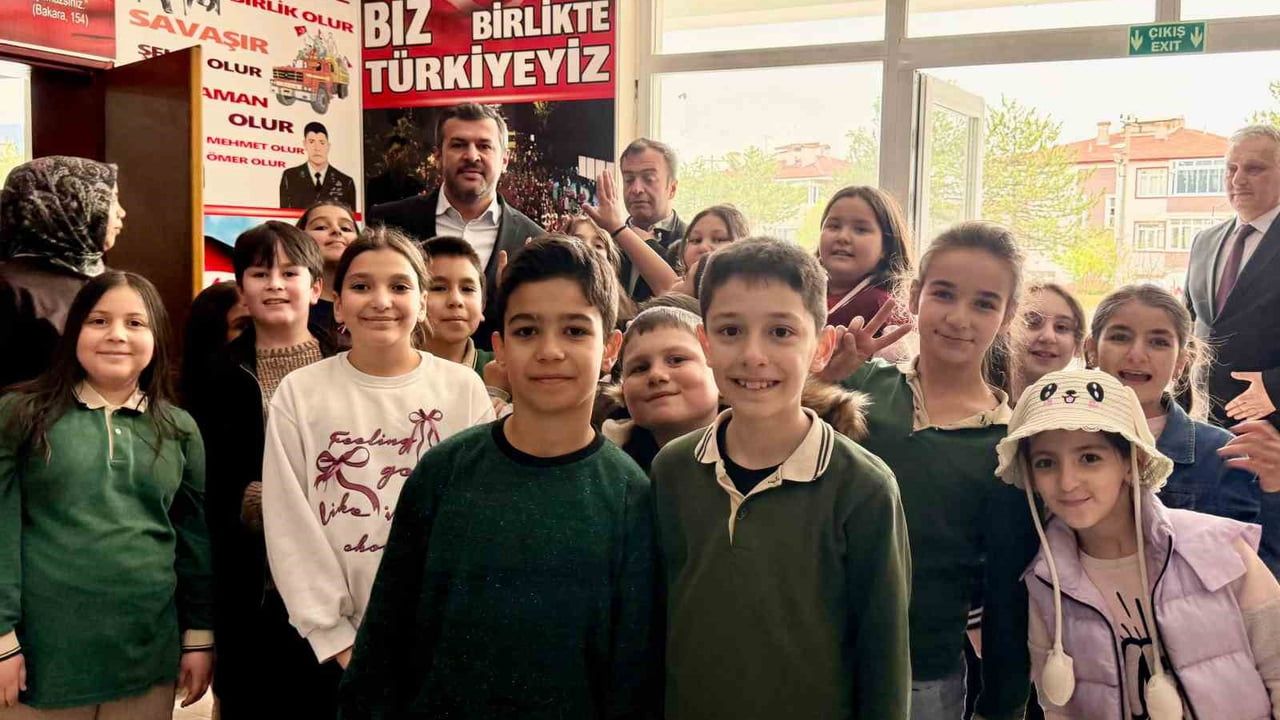 Karabük Belediye Başkanı Çetinkaya, Şehit Mehmet Dinçel İlkokulu'nda öğrencilerle buluştu