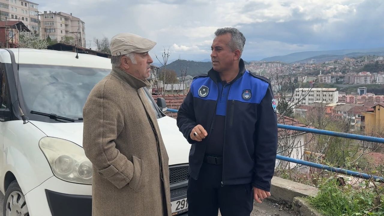 Karabük'te 61 yaşındaki şahsın çatısına ve çitlere yazdığı yazılar polis ve zabıta tarafından kaldırıldı