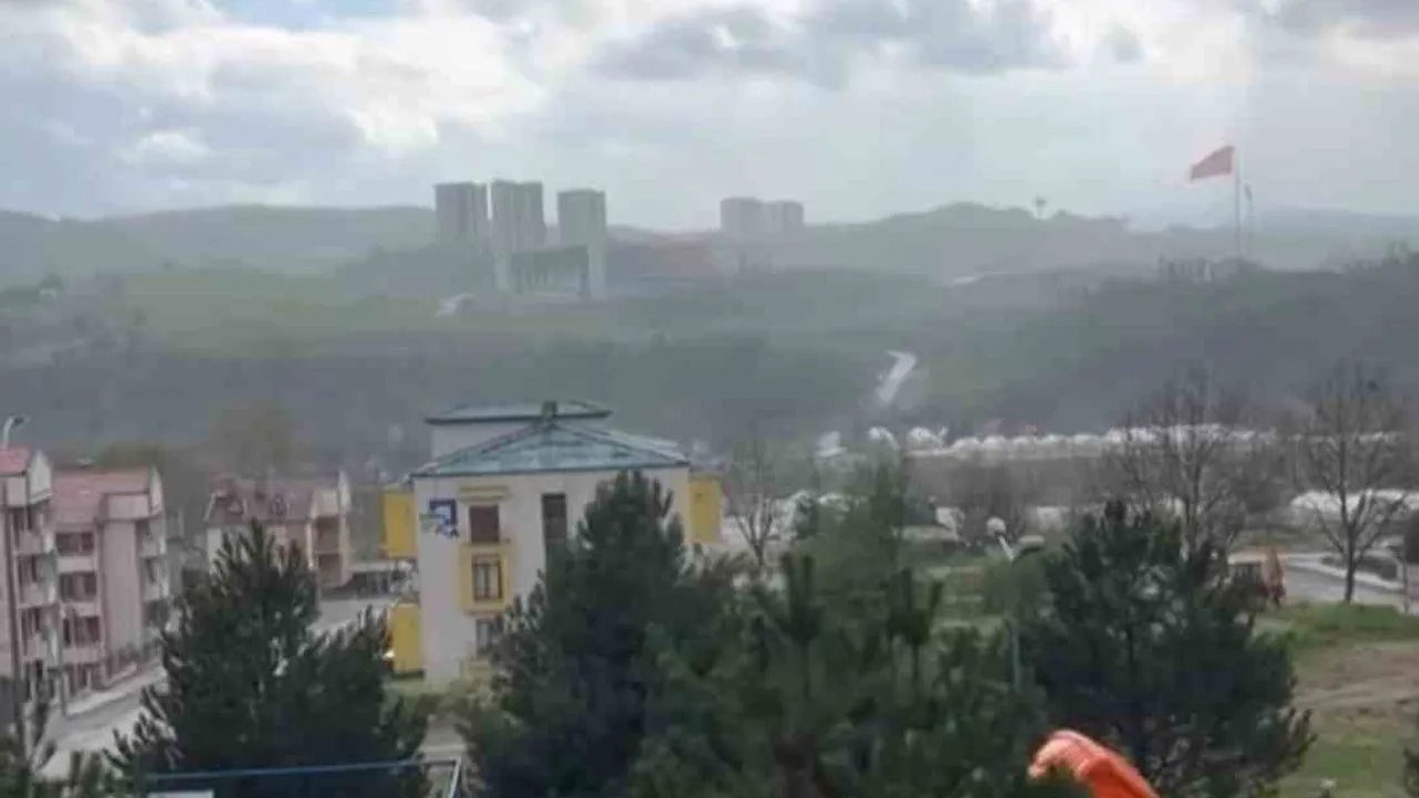 Karabük'te fırtına: Yapıdan kopan saç parçası park halindeki araca zarar verdi