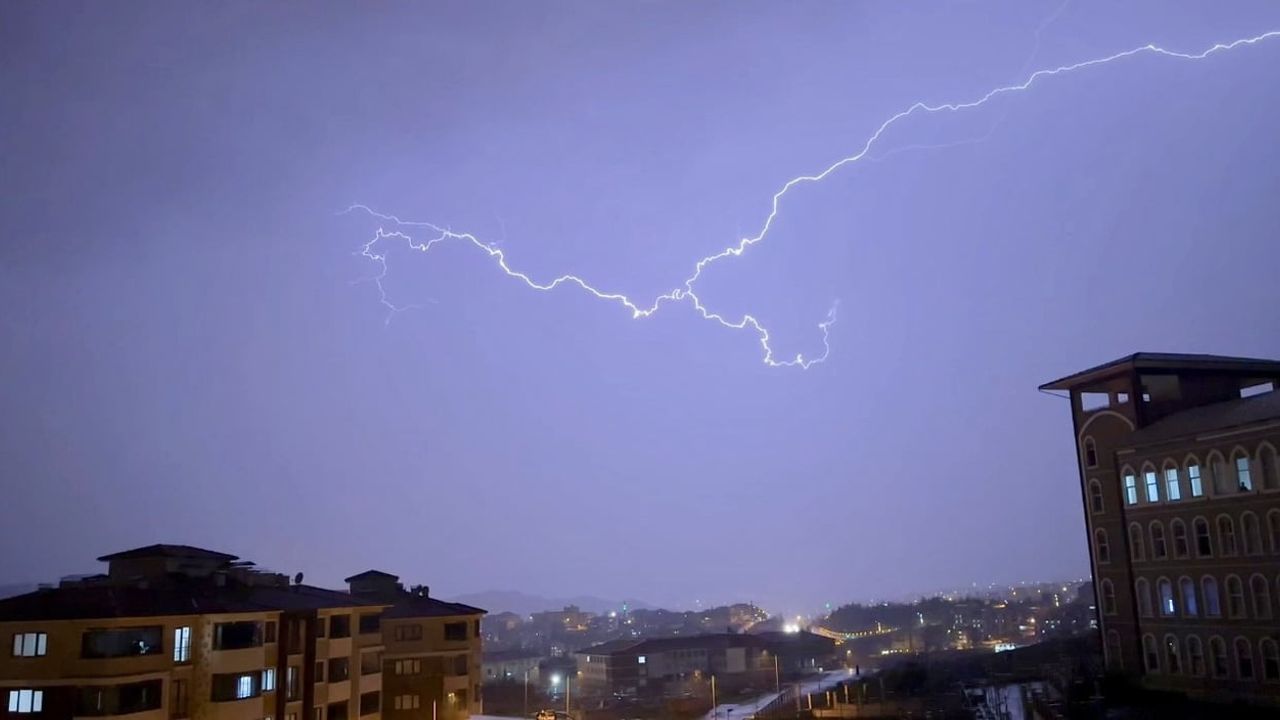 Karabük'te Sağanak ve Şimşekler Gökyüzünü Aydınlattı