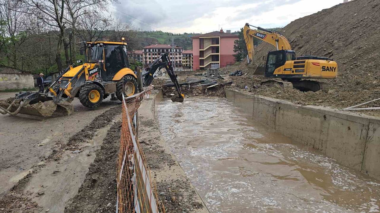 Karabük’te sağanak yağış sonrası dereler taştı; belediye kanal ağzı temizliği yapıyor