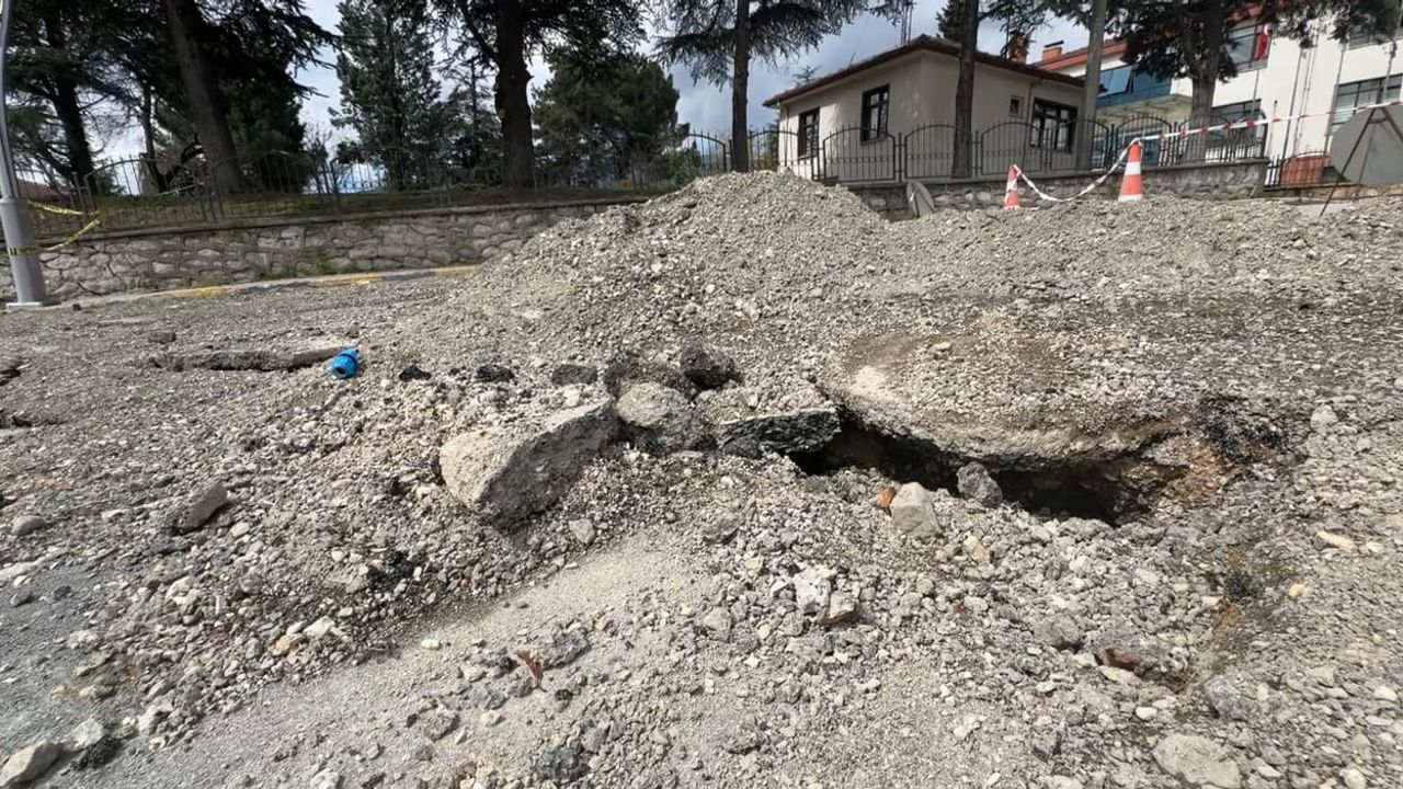 Karabük'te yol çatlakları Valilik konutunun geçici tahliyesine yol açtı