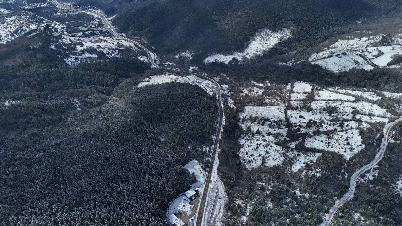 Karabük’te yüksek kesimler karla kaplandı; dron görüntüleri kaydedildi