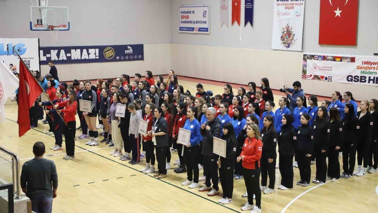 Karabük’te Yurtlar Arası Spor Ligi Voleybol (Kız) Karadeniz Grup (1) müsabakaları başladı