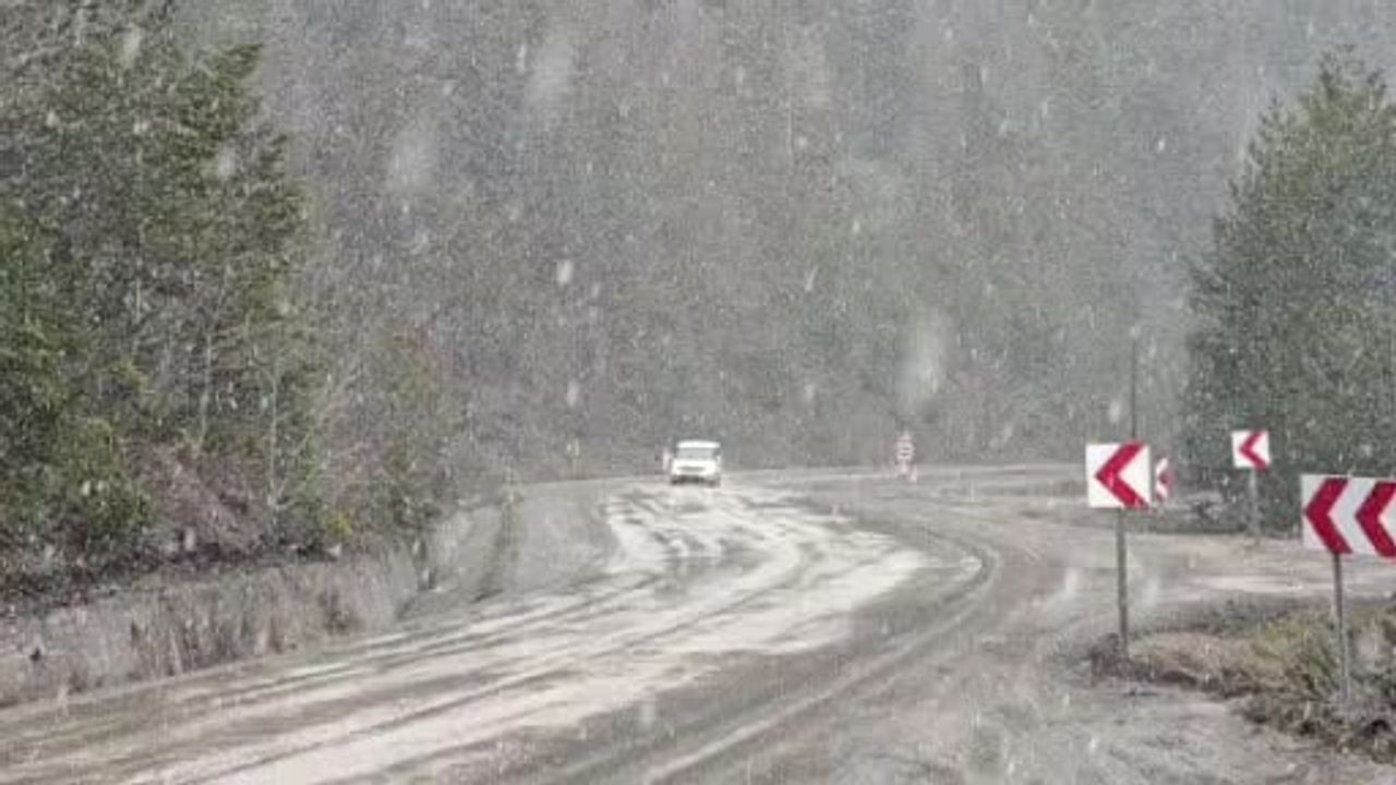 Karabük’ün yüksek kesimlerinde Nisan ayında kar yağışı yeniden etkili oldu