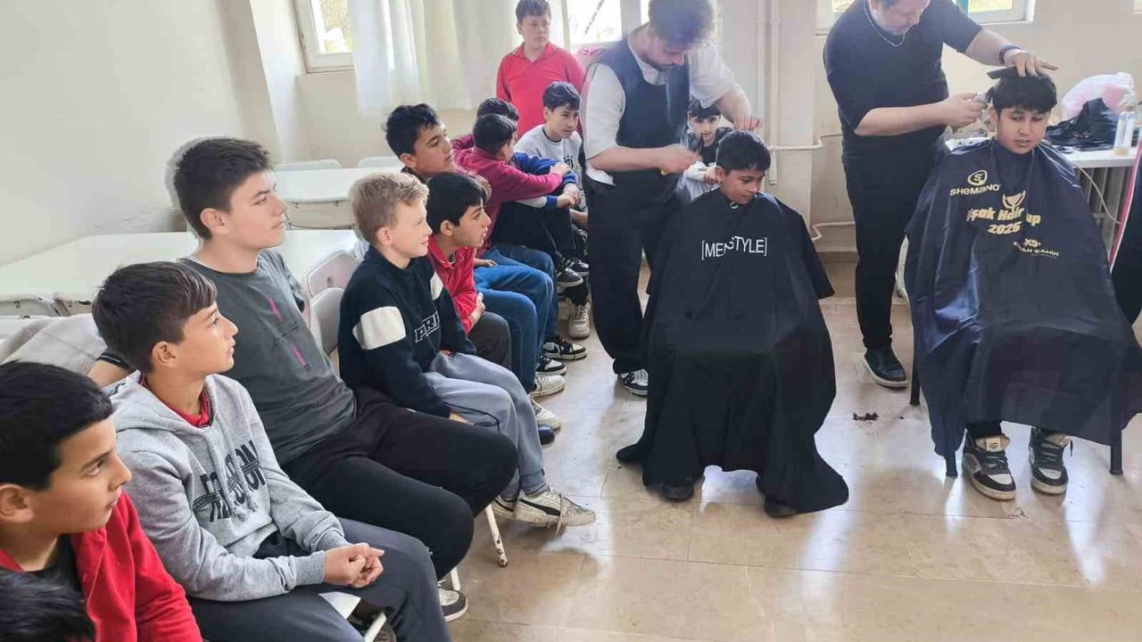 Karacabey Bronz Bay-Bayan Güzellik Salonu, Sincansarnıç Ortaokulu'nda 23 Nisan Öncesi Ücretsiz Saç Kesimi Düzenledi