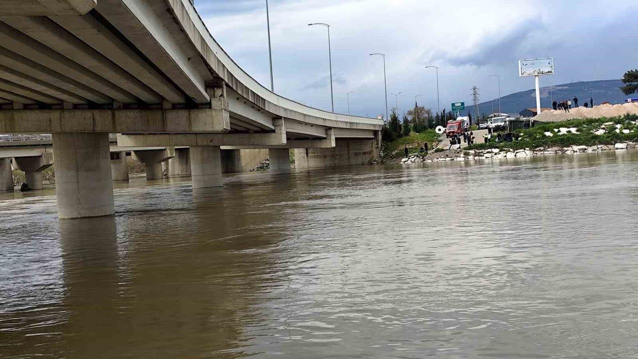 Karacabey'de Canbolu Deresi yükseldi, köprü altından geçen araç suya kapıldı; arama kurtarma sürüyor