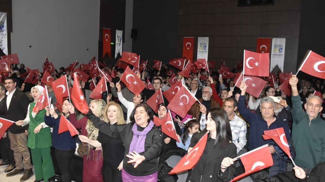 Karacabey'de 'Kahramanlık Türküleri Konseri' Ergün Koç Kültür Merkezi'ni doldurdu