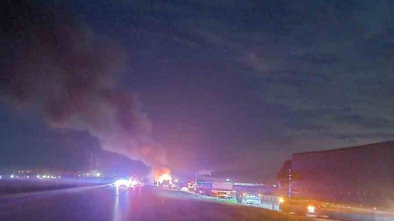 Karacabey'de Tır Yangını Uluabat Mevkiinde; Karacabey-Bursa Yolu Kısa Süreliğine Kapandı