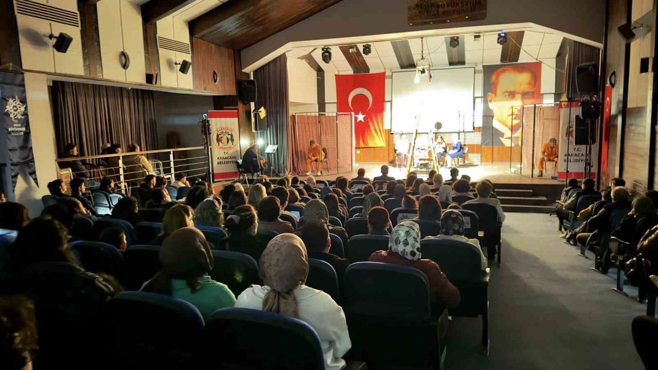 Karacasu'da 'Hepimiz Mahkumuz' Tiyatrosu Yoğun İlgiyle Sahnelendi