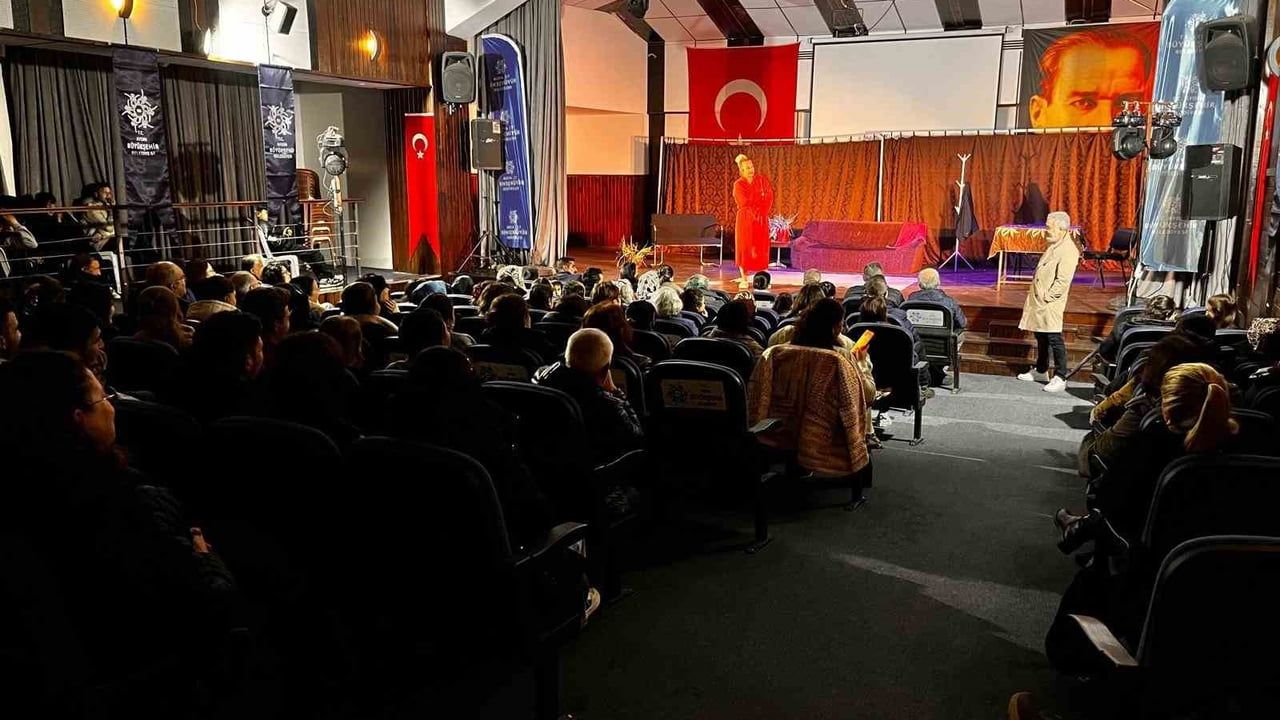 Karacasu'da 'İyi Delirdik' sahnelendi: Aydın Büyükşehir etkinliği yoğun ilgi çekti