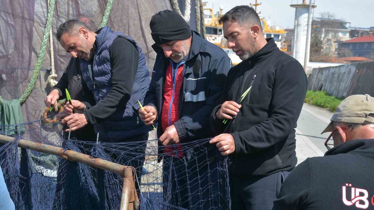 Karadenizli balıkçılar sezon sonunda ağ onarımına başladı