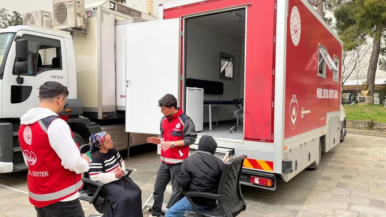 Karaisalı’da Mobil Sosyal Hizmet Aracıyla Bilgilendirme ve Rehberlik Çalışması