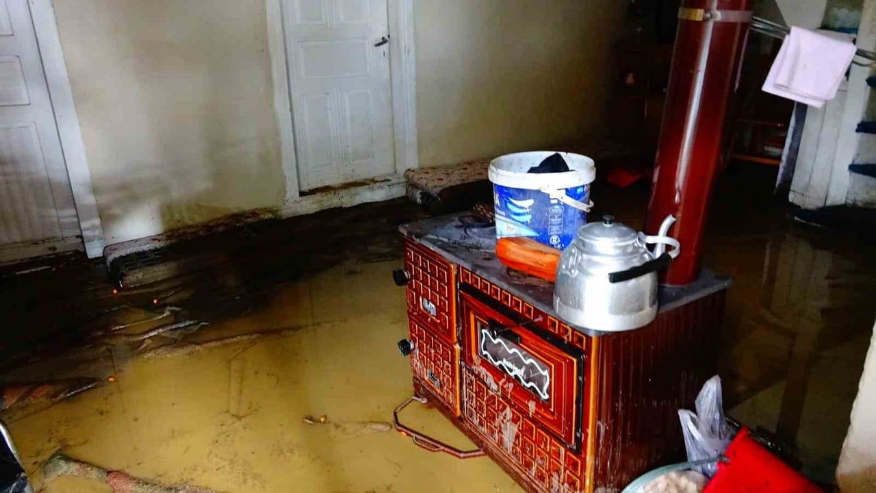 Karakaya'da gölet taştı: Tavşanlı'da bir ev ve ahır sular altında kaldı, 1 kuzu telef oldu