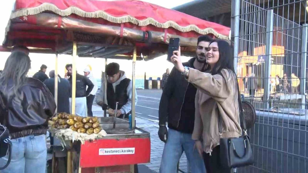 Karaköy İskelesi’nde kestaneci Alper Temel: "Amacım İstanbul’un ruhunu ve güzelliğini göstermek"